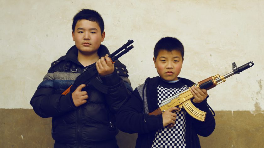 玩枪的小男孩